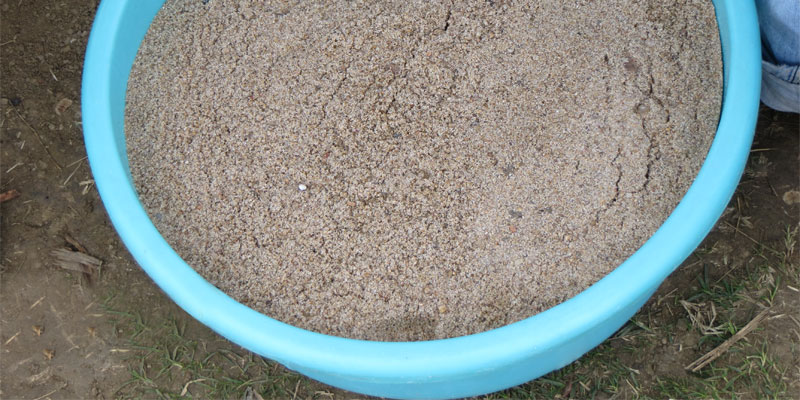 sand to fill yard hole