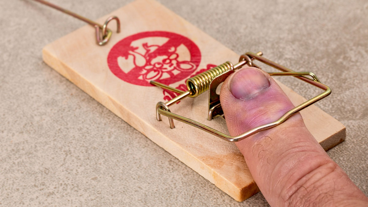 finger in mouse trap